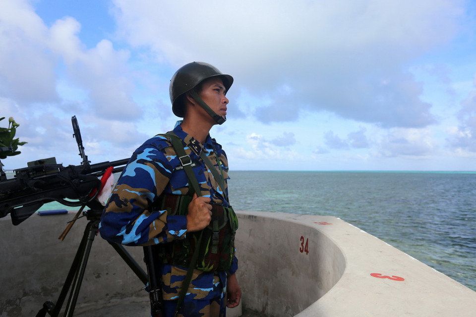 Chiến sĩ đảo Thuyền Chài B làm nhiệm vụ canh gác. (Ảnh: Danh Lam/TTXVN)