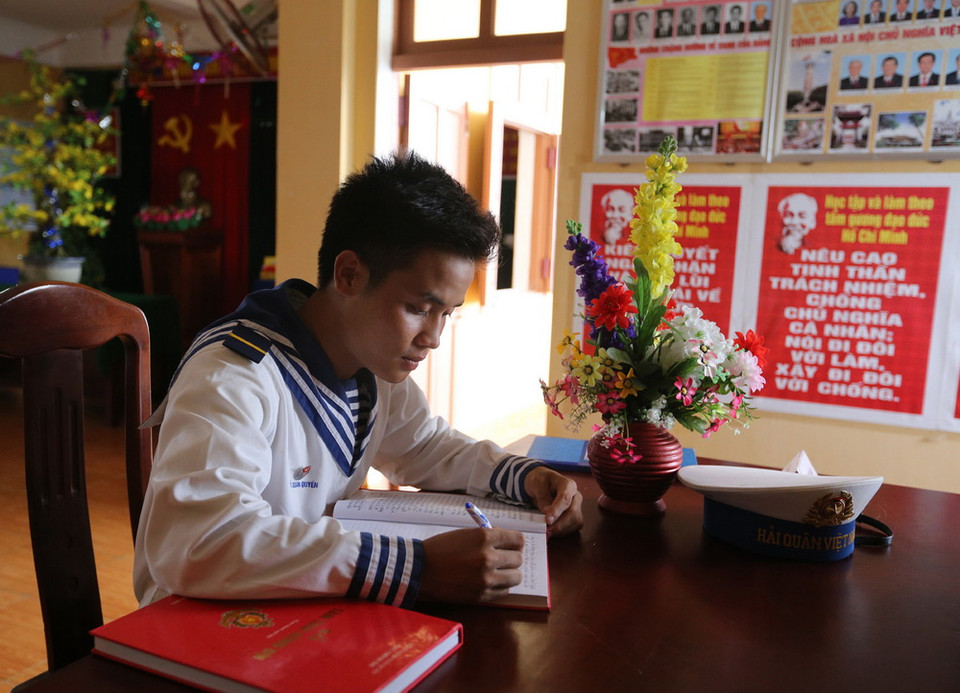 Chiến sĩ đảo Đá Tây A viết nhật ký ghi lại những kỷ niệm trong thời gian làm nhiệm vụ tại Trường Sa. (Ảnh: Danh Lam/TTXVN)