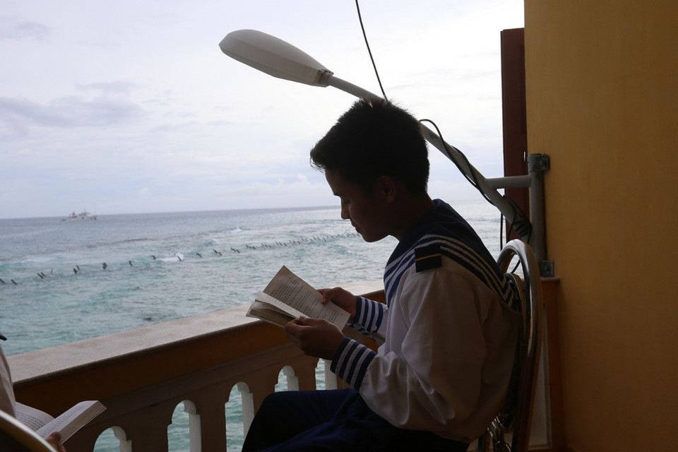 Chiến sĩ đảo Đá Tây A tranh thủ thời gian nghỉ ngơi để đọc sách. (Ảnh: Danh Lam/TTXVN)