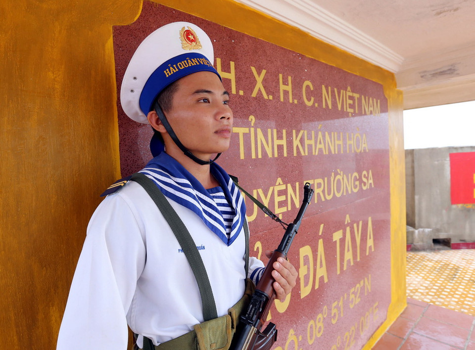 Chiến sĩ đảo Đá Tây A làm nhiệm vụ canh gác. (Ảnh: Danh Lam/TTXVN)