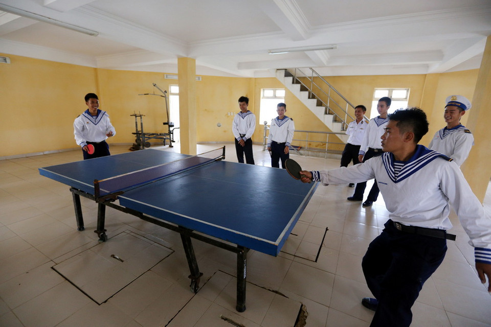 Chơi bóng bàn, môn thể thao giúp nâng cao thể lực và đời sống tinh thần của chiến sĩ đảo Đá Tây B. (Ảnh: Danh Lam/TTXVN)