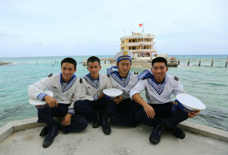 Phút thư giãn của chiến sĩ đảo Đá Tây B. (Ảnh: Danh Lam/TTXVN)