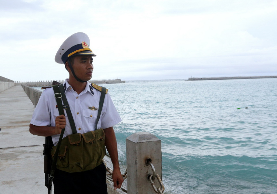 Chiến sĩ đảo Đá Tây A làm nhiệm vụ tuần tra trên đảo. (Ảnh: Danh Lam/TTXVN)