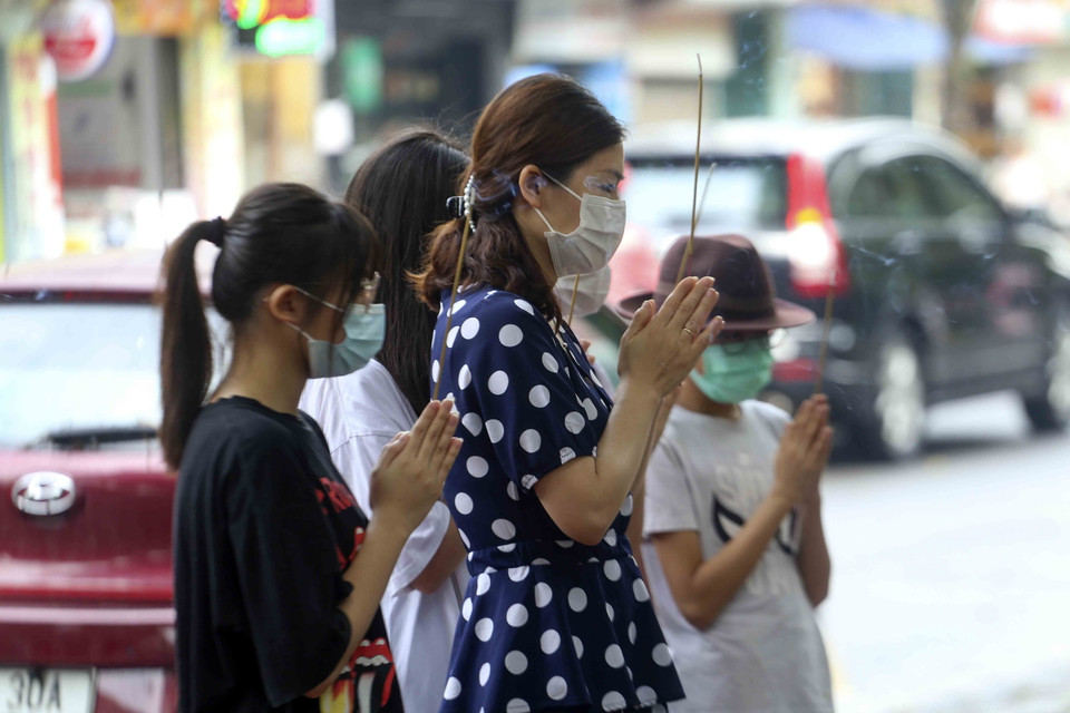 Phụ huynh và sỹ tử khấn cầu may mắn, suôn sẻ cho kỳ thi quan trọng sắp tới. (Ảnh: Tuấn Đức/TTXVN)