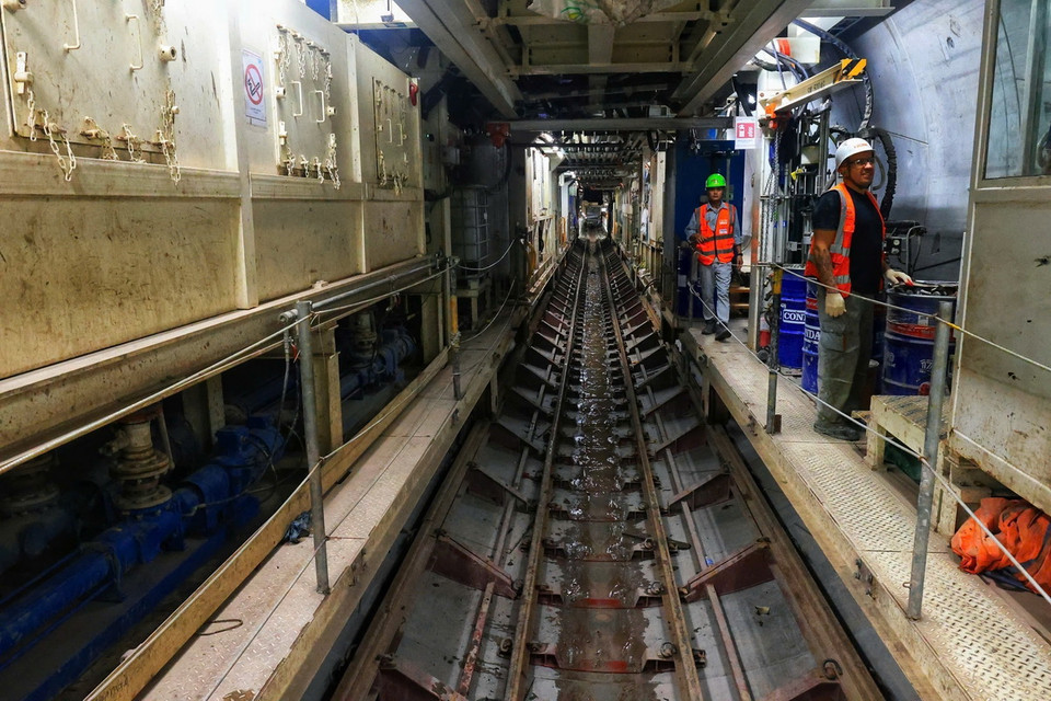 Đường ray để vận chuyển chất thải ra ngoài. (Ảnh: Tuấn Anh/TTXVN)