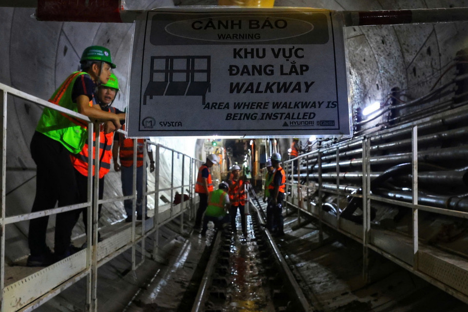 Biển báo thi công khoan hầm. (Ảnh: Tuấn Anh/TTXVN)