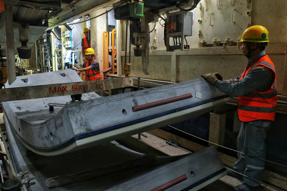 Vỏ hầm được vận chuyển vào sau khi khoan. (Ảnh: Tuấn Anh/TTXVN)