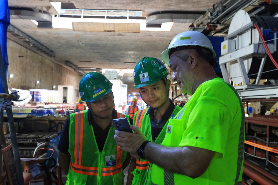 Các chuyên gia trao đổi kinh nghiệm và phương án khoan hầm. (Ảnh: Tuấn Anh/TTXVN)