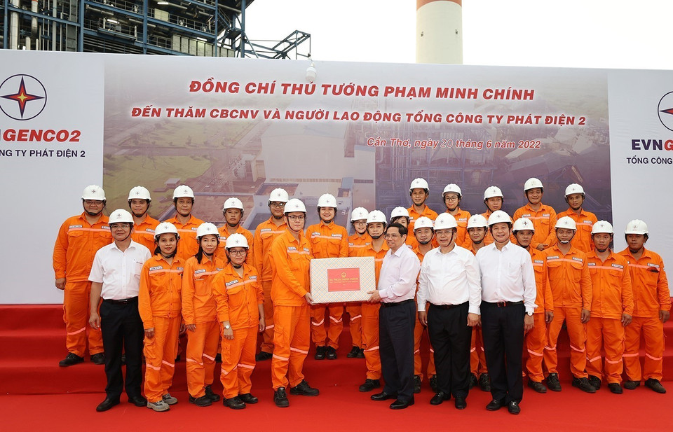 Thủ tướng Phạm Minh Chính tặng quà cho công nhân, người lao động Nhà máy Nhiệt điện Ô Môn 1. (Ảnh: Dương Giang/TTXVN)