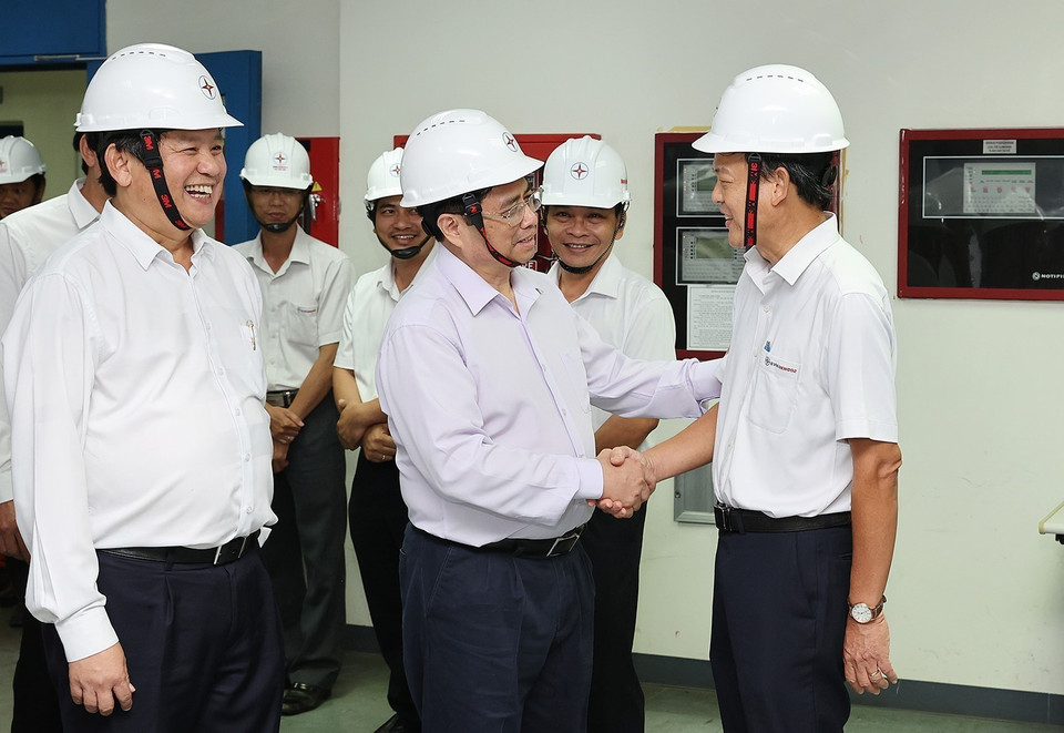 Thủ tướng Phạm Minh Chính thăm hỏi động viên cán bộ, công nhân, người lao động Nhà máy Nhiệt điện Ô Môn 1. (Ảnh: Dương Giang/TTXVN)