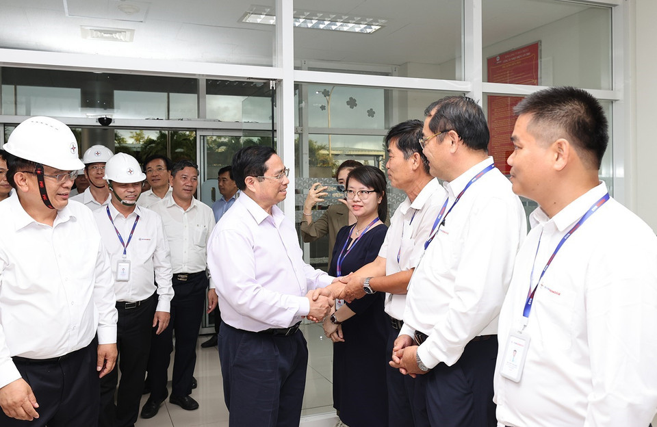 Thủ tướng Phạm Minh Chính thăm hỏi động viên cán bộ, công nhân, người lao động Nhà máy Nhiệt điện Ô Môn 1. (Ảnh: Dương Giang/TTXVN)