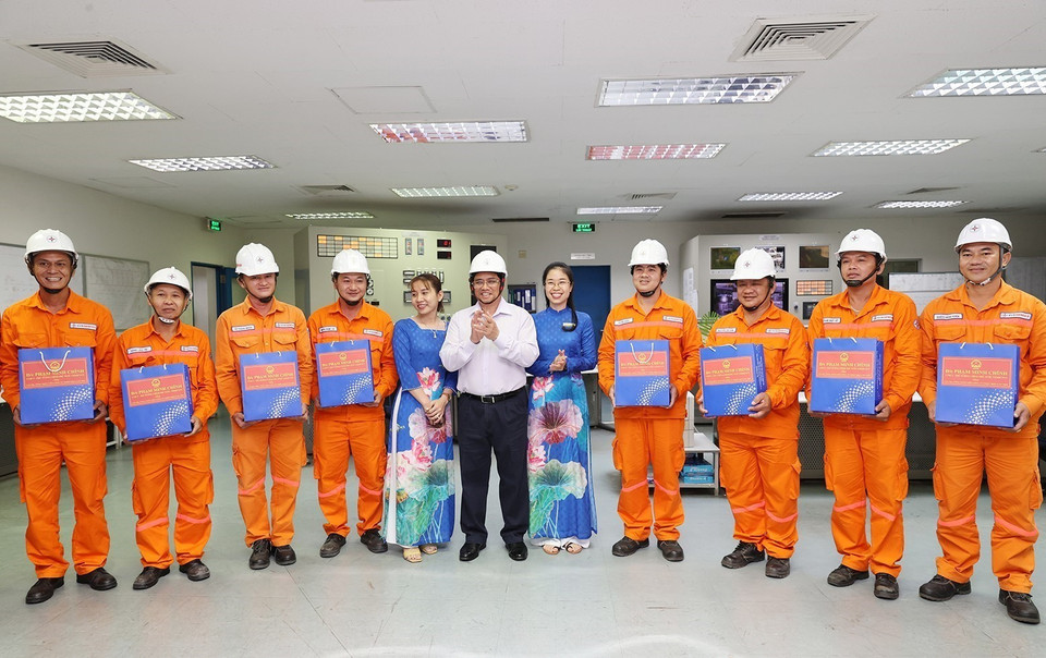 Thủ tướng Phạm Minh Chính tặng quà cho công nhân, người lao động Nhà máy Nhiệt điện Ô Môn 1. (Ảnh: Dương Giang/TTXVN)