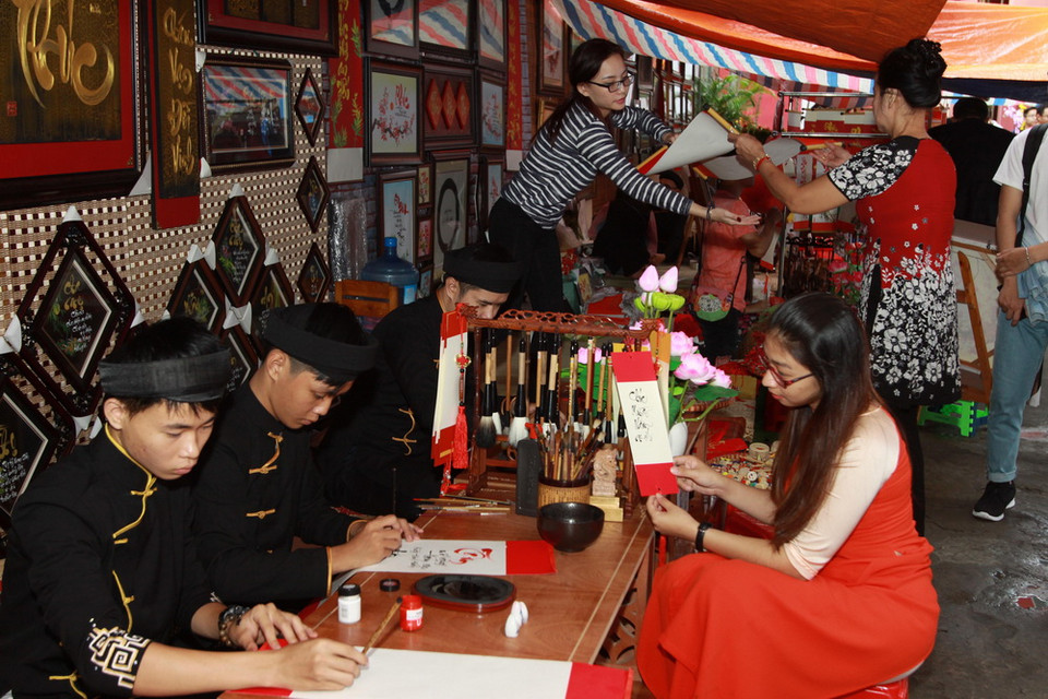 Các ông đồ đã khai bút thư pháp mừng xuân Đinh Dậu 2017. (Ảnh: Phương Vy/TTXVN)