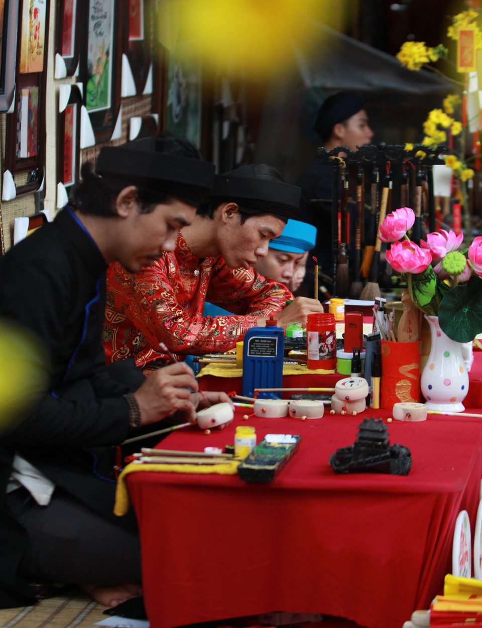 Các ông đồ đã khai bút thư pháp mừng xuân Đinh Dậu 2017. (Ảnh: Phương Vy/TTXVN)