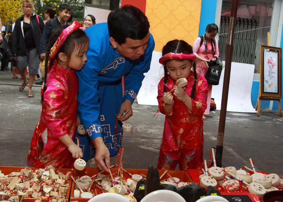 Phố Ông đồ thu hút đông đảo các gia đình đến tham quan. (Ảnh: Phương Vy/TTXVN)