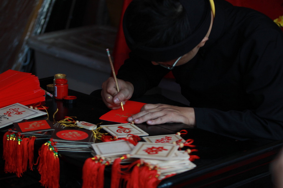 Các ông đồ đã khai bút thư pháp mừng xuân Đinh Dậu 2017. (Ảnh: Phương Vy/TTXVN)