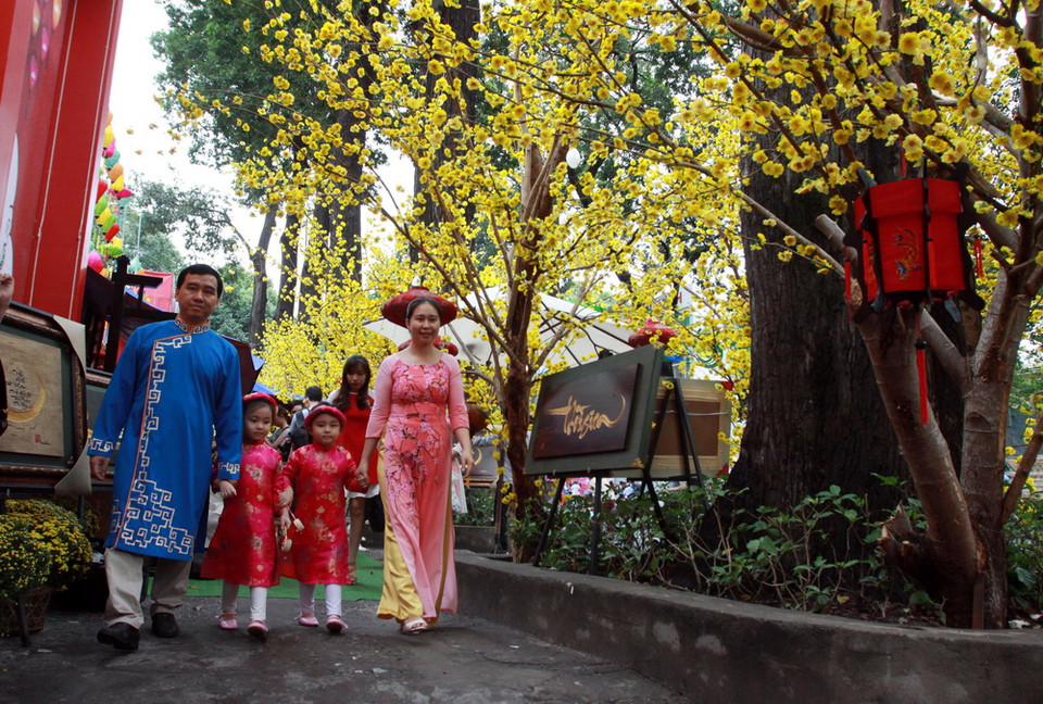 Phố Ông đồ thu hút đông đảo các gia đình đến tham quan. (Ảnh: Phương Vy/TTXVN)