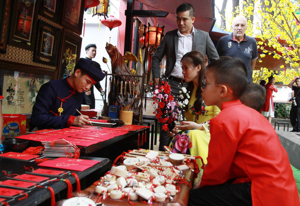 Các ông đồ đã khai bút thư pháp mừng xuân Đinh Dậu 2017. (Ảnh: Phương Vy/TTXVN)