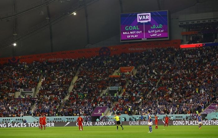 VAR sau đó đã vào cuộc và quyết định cuối cùng là công nhận bàn thắng của Nhật Bản. (Nguồn: Getty Images)