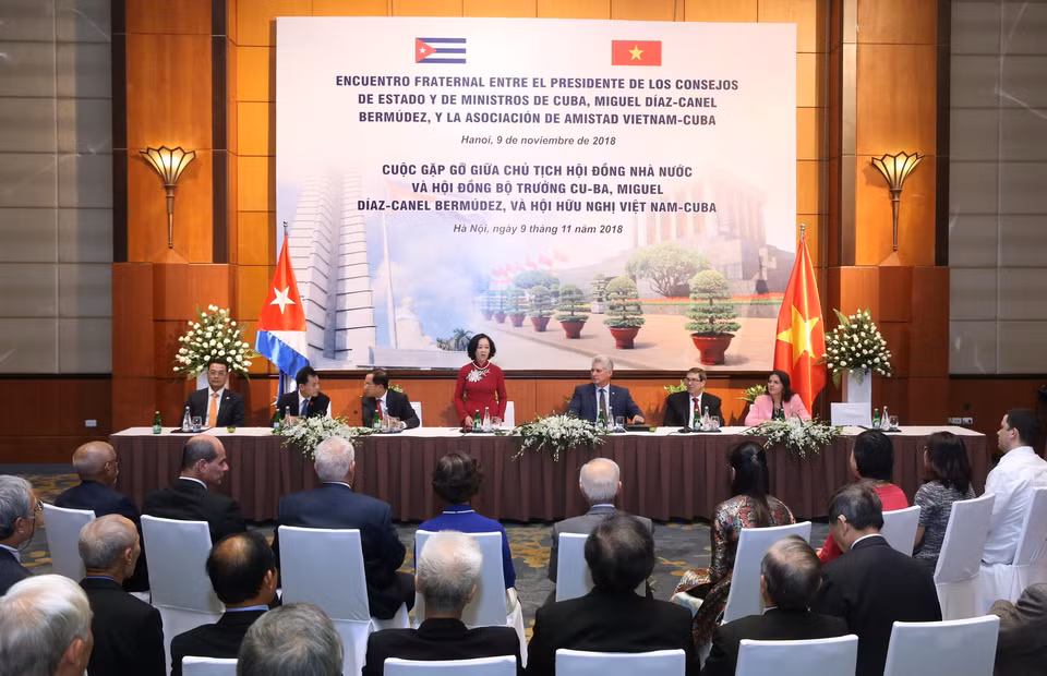Chủ tịch Hội đồng Nhà nước và Hội đồng Bộ trưởng Cuba gặp Hội Hữu nghị Việt Nam-Cuba. (Ảnh: Lâm Khánh/TTXVN)