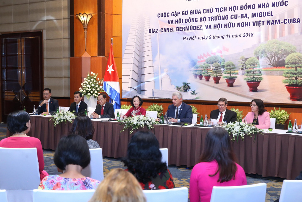 Chủ tịch Hội đồng Nhà nước và Hội đồng Bộ trưởng Cuba gặp Hội Hữu nghị Việt Nam-Cuba. (Ảnh: Lâm Khánh/TTXVN)