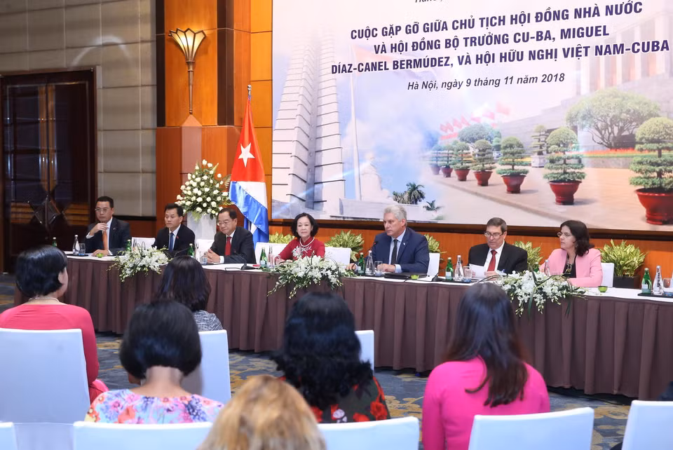 Chủ tịch Hội đồng Nhà nước và Hội đồng Bộ trưởng Cuba gặp Hội Hữu nghị Việt Nam-Cuba. (Ảnh: Lâm Khánh/TTXVN)
