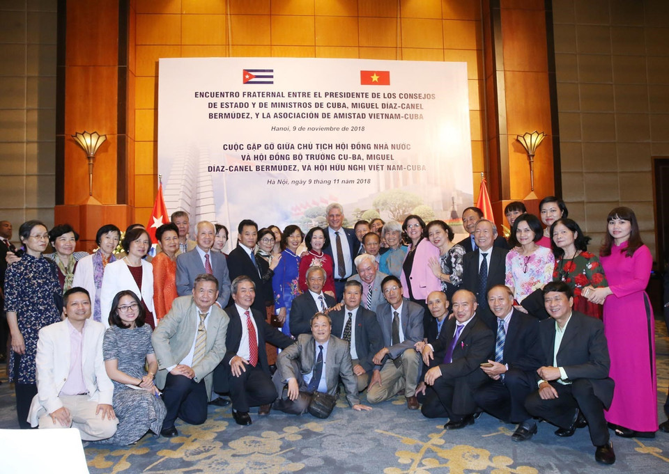 Chủ tịch Hội đồng Nhà nước và Hội đồng Bộ trưởng Cuba Miguel Mario Díaz-Canel Bermúdez và đồng chí Trương Thị Mai chụp ảnh chung với các đại biểu. (Ảnh: Lâm Khánh/TTXVN)