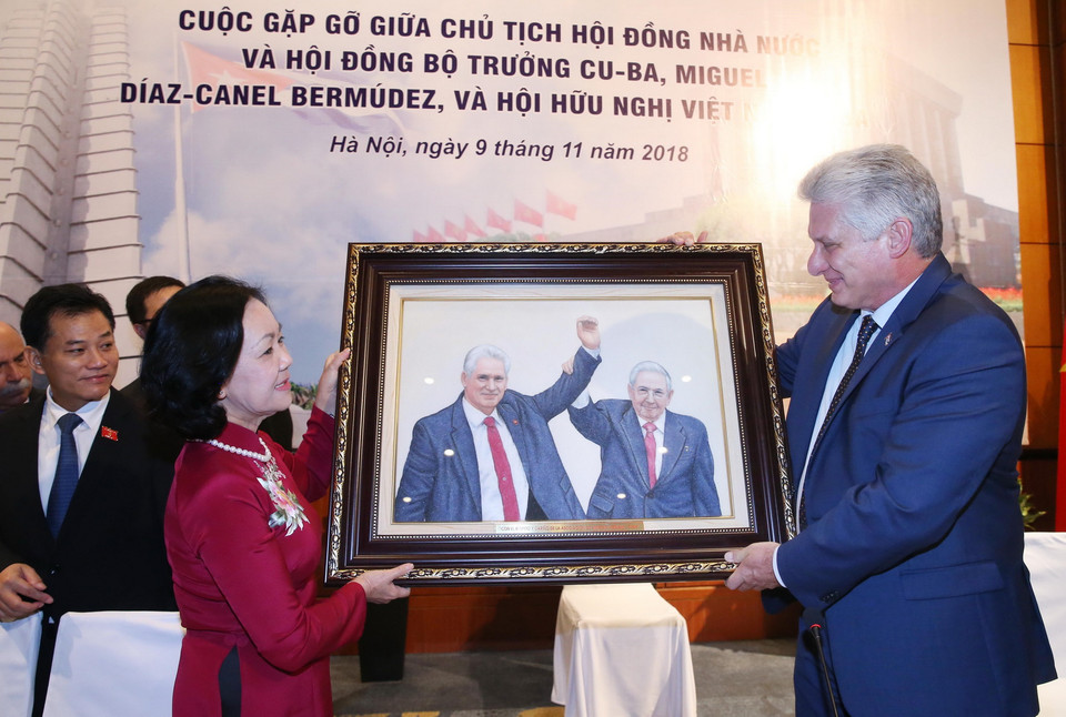 Bà Trương Thị Mai tặng Chủ tịch Hội đồng Nhà nước và Hội đồng Bộ trưởng Cuba Miguel Mario Díaz-Canel Bermúdez bức tranh Đồng chí Miguel Mario Díaz-Canel Bermúdez với đồng chí Raúl Castro, Bí thư thứ nhất Ban chấp hành Trung ương Đảng Cộng sản Cuba. (Ảnh: Lâm Khánh/TTXVN)