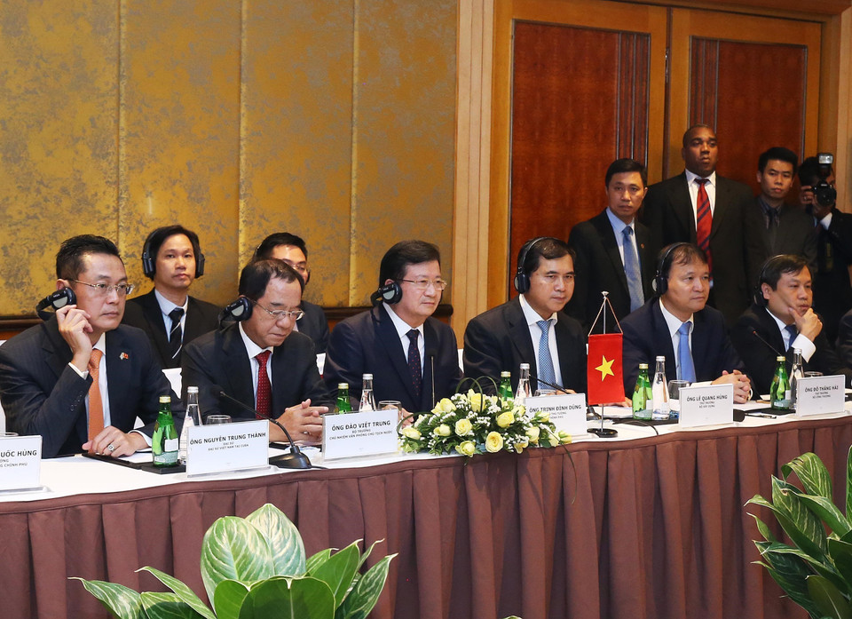 Phó Thủ tướng Trịnh Đình Dũng và các đại biểu dự buổi tọa đàm với các doanh nghiệp Việt Nam. (Ảnh: Lâm Khánh/TTXVN)