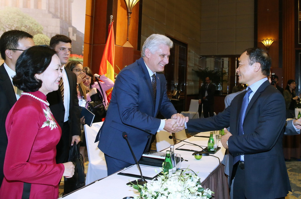 Chủ tịch Hội đồng Nhà nước và Hội đồng Bộ trưởng Cuba Miguel Mario Díaz-Canel Bermúdez với các đại biểu. (Ảnh: Lâm Khánh/TTXVN)