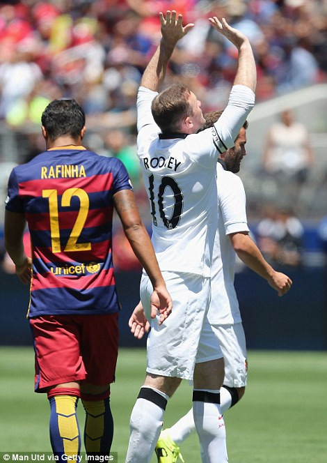 Ngay phút thứ 8, Rooney đã mở tỷ số 1-0 cho Quỷ đỏ.