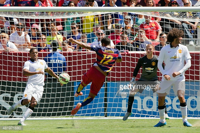 Phút 90, Rafinha ghi bàn thắng cho Barcelona, rút ngắn tỷ số xuống còn 1-2.