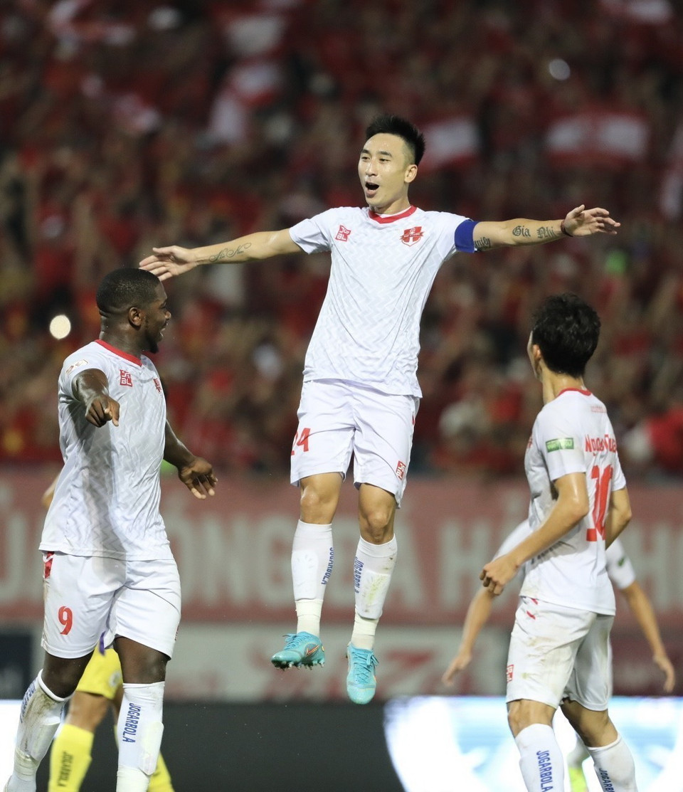 ...nhờ bàn thắng đẹp mắt của Hải Huy (giữa). (Ảnh: Minh Quyết/TTXVN)