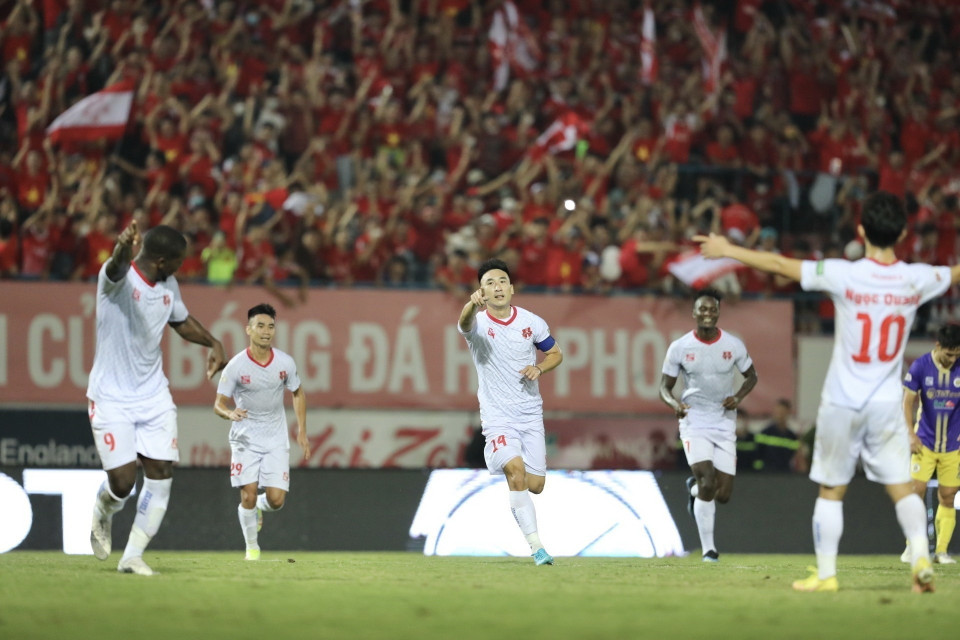 Đến phút 37, đội chủ nhà tiếp tục được ăn mừng... (Ảnh: Minh Quyết/TTXVN)