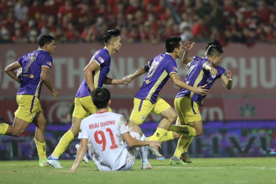 Đến phút 45+1, Tuấn Hải mang đến hy vọng cho Hà Nội bằng bàn rút ngắn tỷ số 1-3. (Ảnh: Minh Quyết/TTXVN)