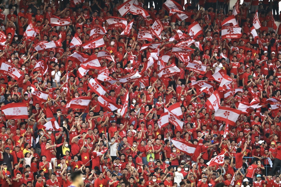 Rất đông khán giả đã đến Lạch Tray để cổ vũ cho hai đội bóng. (Ảnh: Minh Quyết/TTXVN)