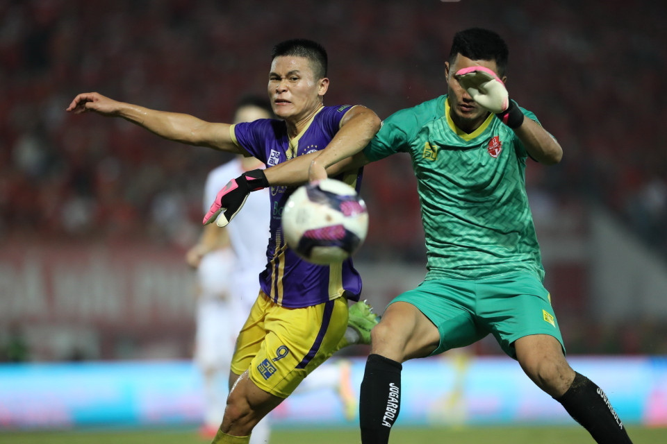 Tuy nhiên, trong phần còn lại của trận đấu, hai đội đã không có thêm bàn thắng nào. (Ảnh: Minh Quyết/TTXVN)