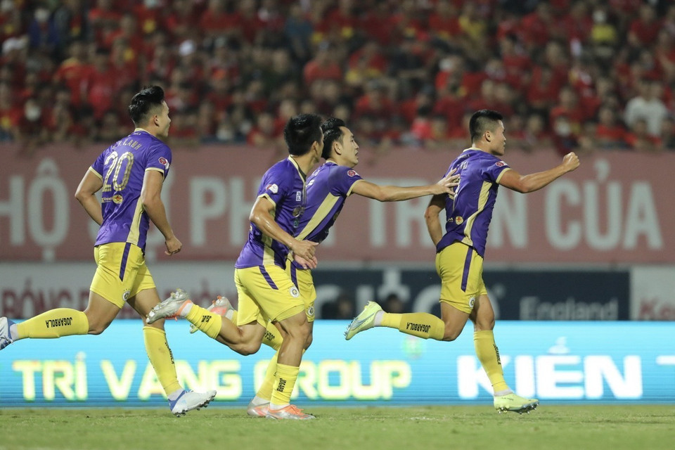 Phút 54, Tuấn Hải lập cú đúp rút ngắn tỷ số 2-3 đưa trận đấu trở nên kịch tính hơn. (Ảnh: Minh Quyết/TTXVN)