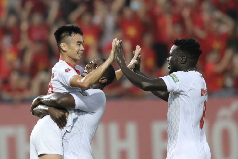 Hải Phòng giành chiến thắng chung cuộc 3-2 trước Hà Nội, khiến cuộc đua ngôi vương V-League mùa này trở nên hấp dẫn ở những vòng đấu cuối khi khoảng cách giữa hai đội chỉ còn 2 điểm. (Ảnh: Minh Quyết/TTXVN)