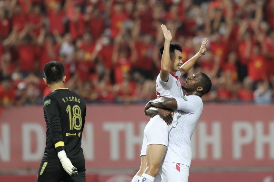 Đến phút 26, Hải Phòng nhân đôi cách biệt nhờ công Văn Minh sau sai lầm của thủ môn Văn Công bên phía đội khách. (Ảnh: Minh Quyết/TTXVN)