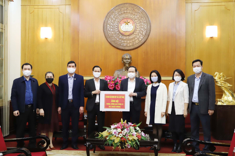 Đồng chí Trần Thanh Mẫn, Bí thư Trung ương Đảng, Chủ tịch Ủy ban Trung ương Mặt trận Tổ quốc Việt Nam tiếp nhận ủng hộ từ Liên minh Hợp tác xã Việt Nam. (Ảnh: Phương Hoa/ TTXVN)