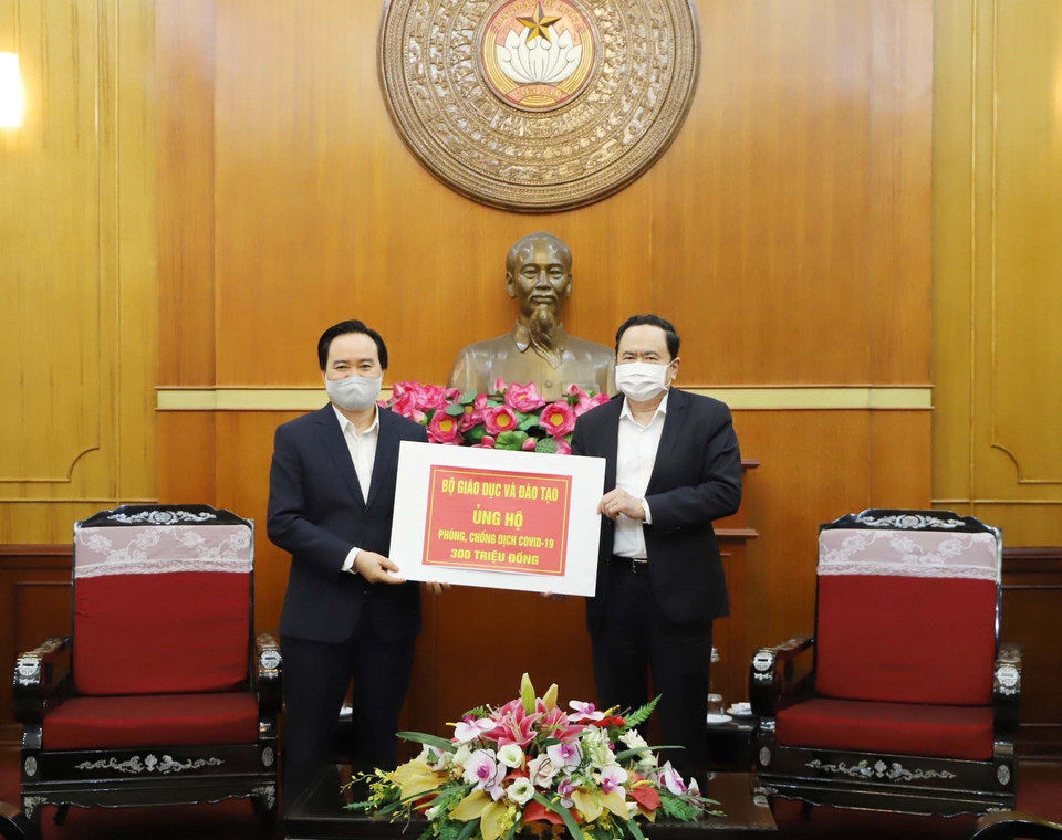 Đồng chí Trần Thanh Mẫn, Bí thư Trung ương Đảng, Chủ tịch Ủy ban Trung ương Mặt trận Tổ quốc Việt Nam tiếp nhận ủng hộ từ Bộ Giáo dục và Đào tạo do Bộ trưởng Phùng Xuân Nhạ trao tặng. (Ảnh: Phương Hoa/TTXVN)