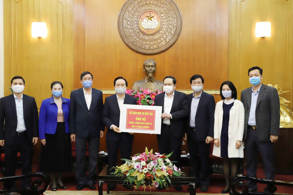 Đồng chí Trần Thanh Mẫn, Bí thư Trung ương Đảng, Chủ tịch Ủy ban Trung ương Mặt trận Tổ quốc Việt Nam tiếp nhận ủng hộ từ Bộ Giáo dục và Đào tạo do Bộ trưởng Phùng Xuân Nhạ trao tặng. (Ảnh: Phương Hoa/TTXVN)