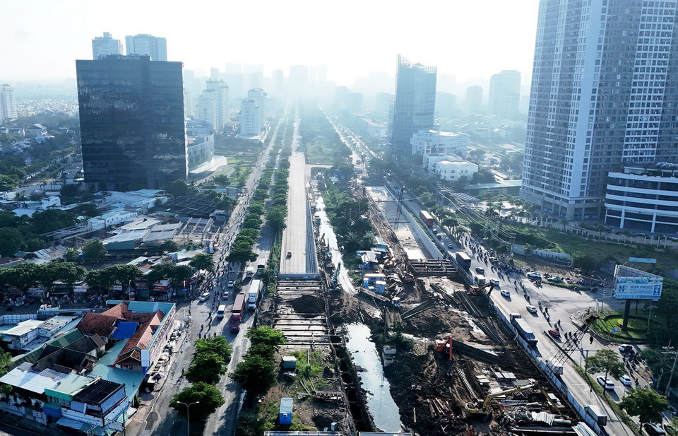 Nút giao Nguyễn Văn Linh - Nguyễn Hữu Thọ (quận 7, Thành phố Hồ Chí Minh) với nhánh hầm chui HC2 (bên trái) đã thông xe. (Ảnh: Hồng Đạt/TTXVN)
