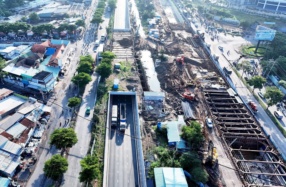 Các phương tiện di chuyển qua hầm chui HC2 hướng từ quận 7 ra Quốc lộ 1. (Ảnh: Hồng Đạt/TTXVN)