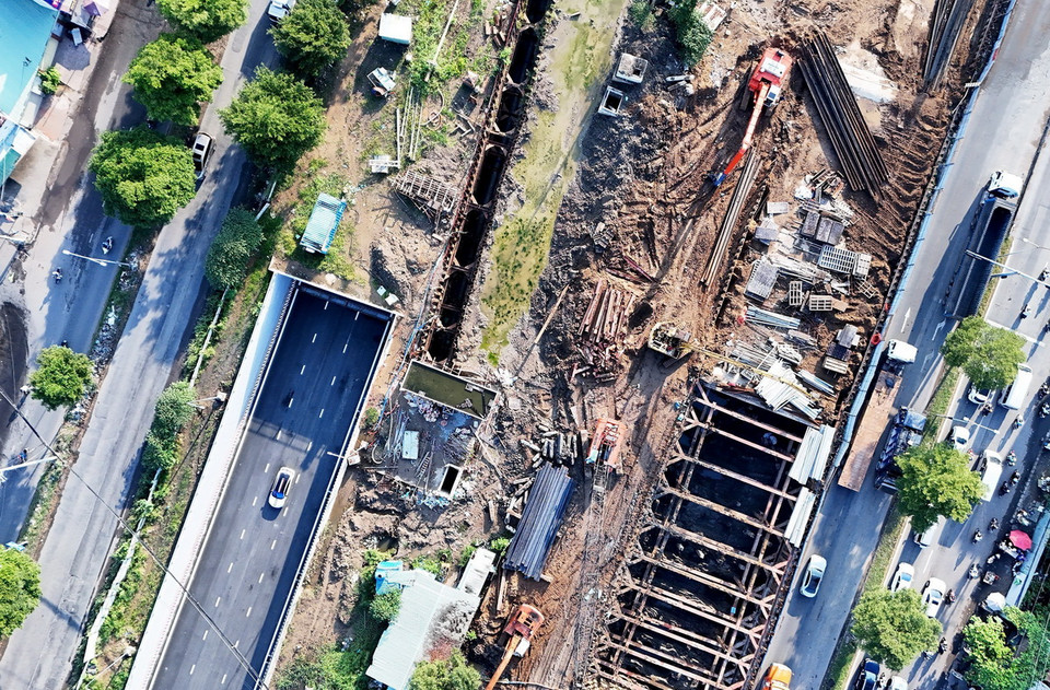 Nhánh hầm chui HC1 (bên phải) thuộc nút giao Nguyễn Văn Linh - Nguyễn Hữu Thọ ở chiều ngược lại dự kiến sẽ hoàn thành vào cuối năm 2024. (Ảnh: Hồng Đạt/TTXVN)