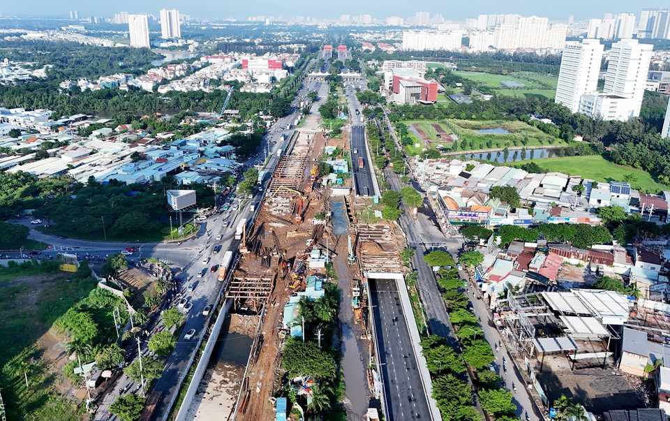 Nút giao Nguyễn Văn Linh - Nguyễn Hữu Thọ (quận 7, Thành phố Hồ Chí Minh) với nhánh hầm chui HC2 (bên phải) được thông xe đã giải tỏa rất lớn áp lực giao thông cho khu vực phía Nam Thành phố Hồ Chí Minh. (Ảnh: Hồng Đạt/TTXVN)
