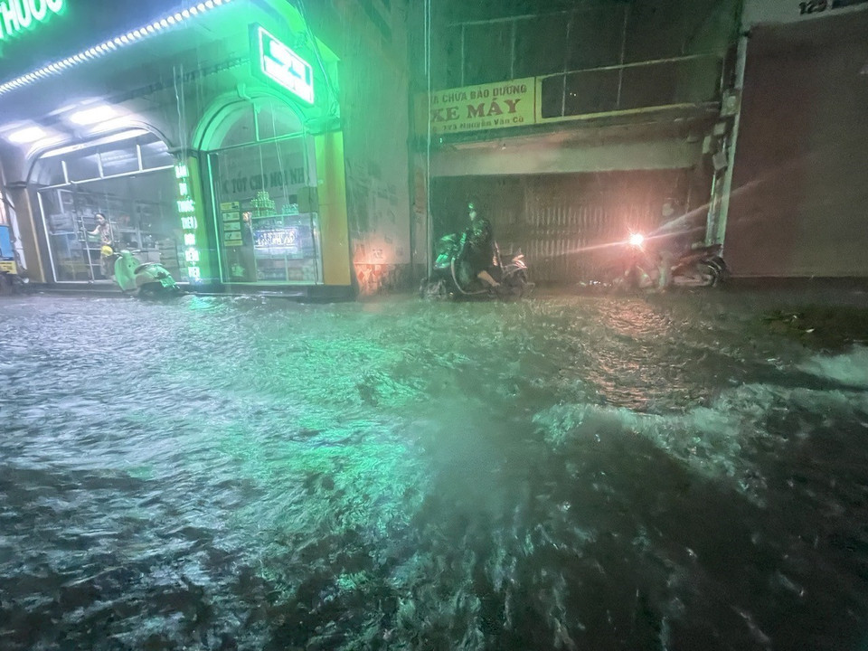 Ngập trên đường Nguyễn Văn Cừ, quận Long Biên. (Ảnh: An Đăng/TTXVN)