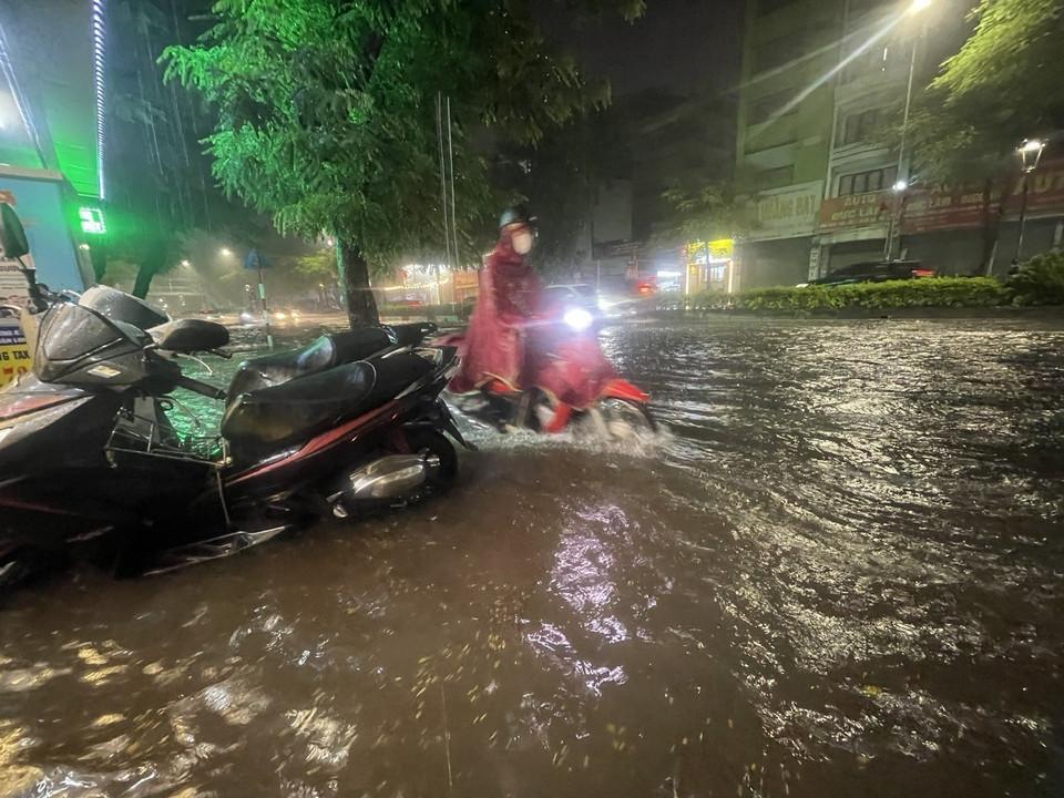 Ngập trên đường Nguyễn Văn Cừ, quận Long Biên. (Ảnh: An Đăng/TTXVN)