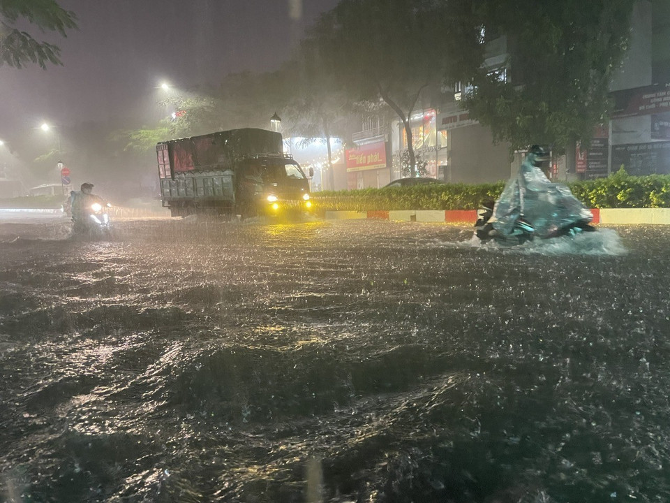 Ngập trên đường Nguyễn Văn Cừ, quận Long Biên. (Ảnh: An Đăng/TTXVN)